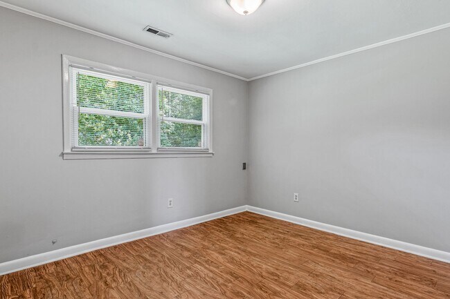 Building Photo - NE – Desirable Neighborhood, Brick Home, W...