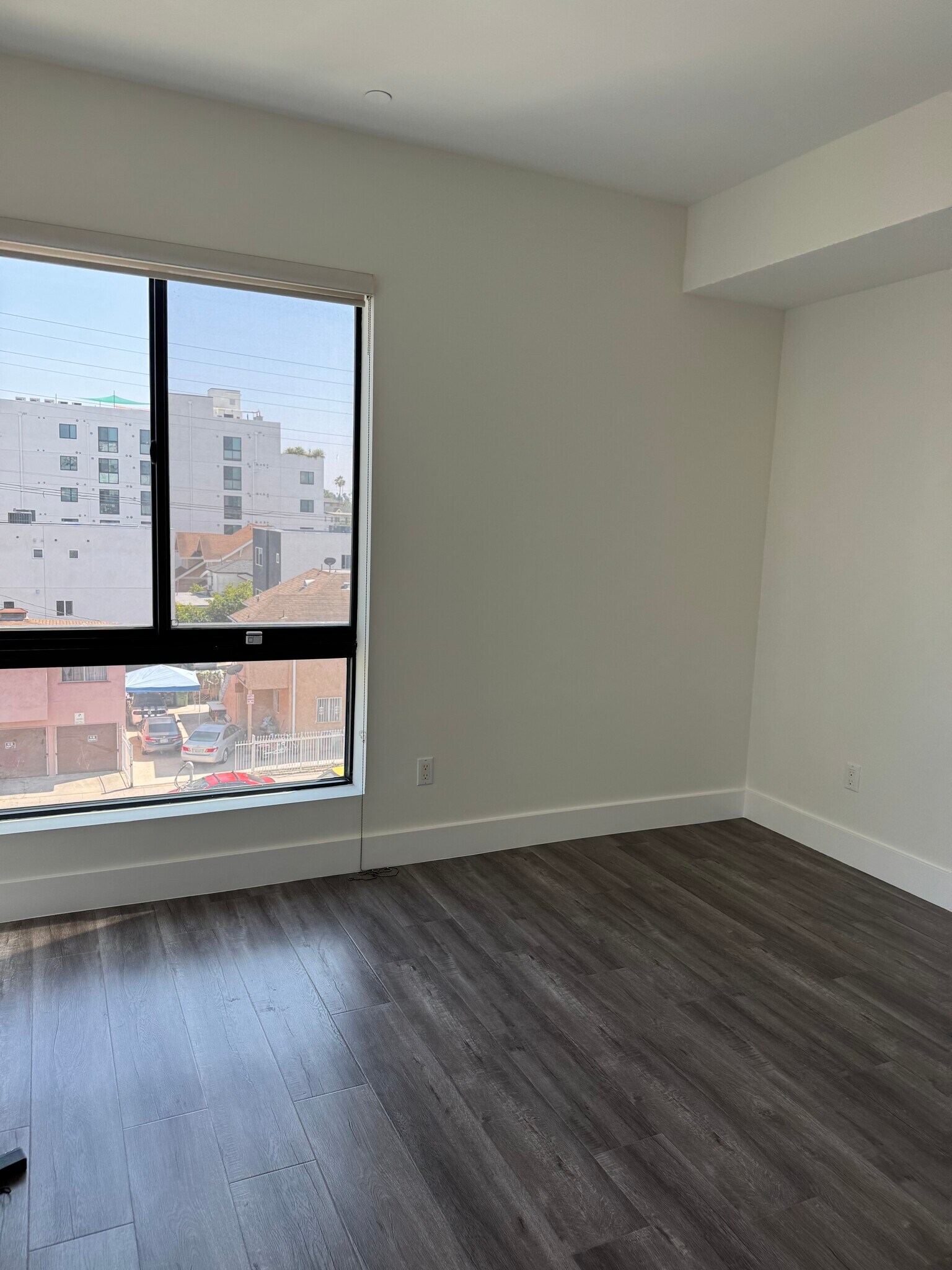 Building Photo - 1046 S Serrano Ave