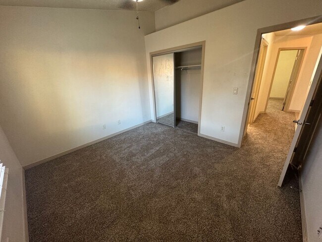 Building Photo - Nice home in Painted Desert! PET FRIENDLY!!