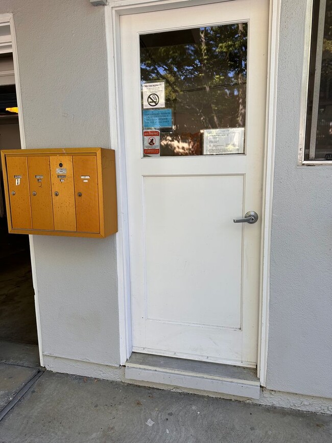 Building Photo - Charming 2-Bedroom Townhome in North Davis...