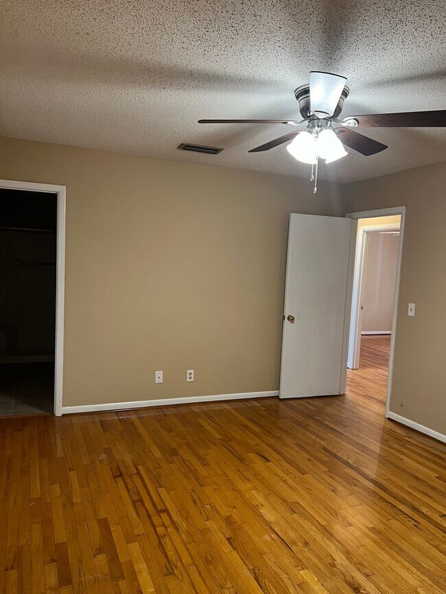 Building Photo - 110 Laurel Cir