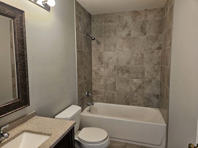 Building Photo - 65 S Golfview Ct
