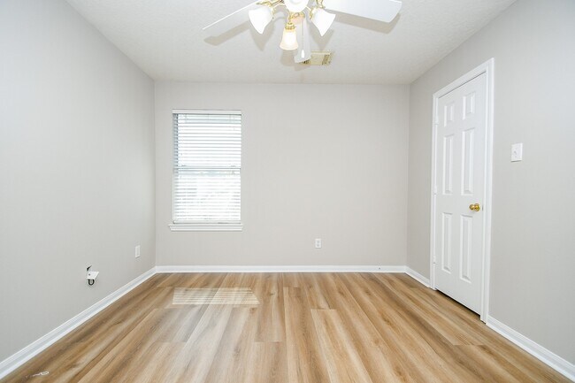 Building Photo - 1126 Eastbourne Ln