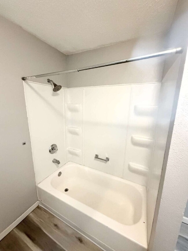 Building Photo - 3 Bedroom, 1 Full Bath