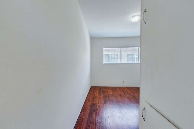 Building Photo - Fully Renovated Gem!