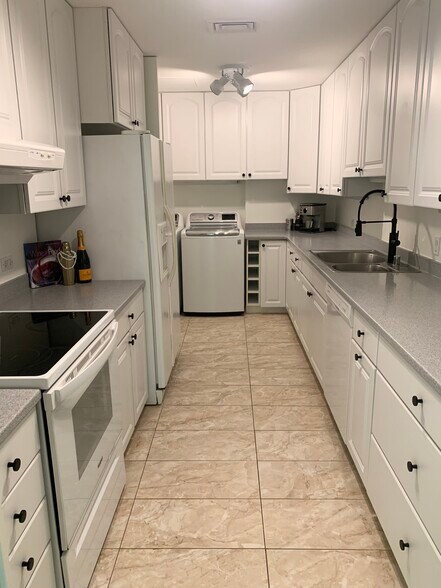 Large Kitchen + New Washer/Dryer - 4999 Kahala Ave