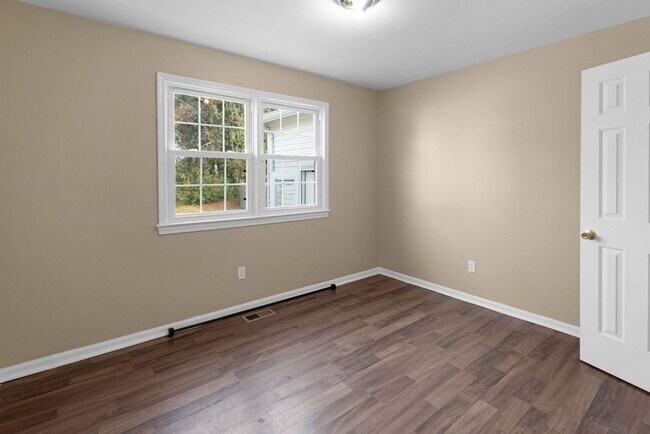 Building Photo - 3 Bed 1 Bath Home for Rent in Hampton!