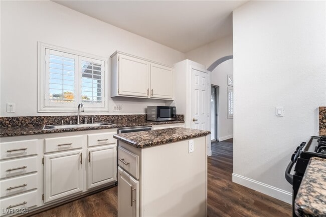 Building Photo - 109 Broken Rock Dr