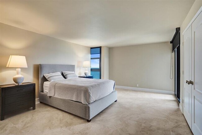 Building Photo - 5510 N Ocean Dr