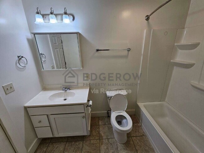 Building Photo - 1522 North Ave NE