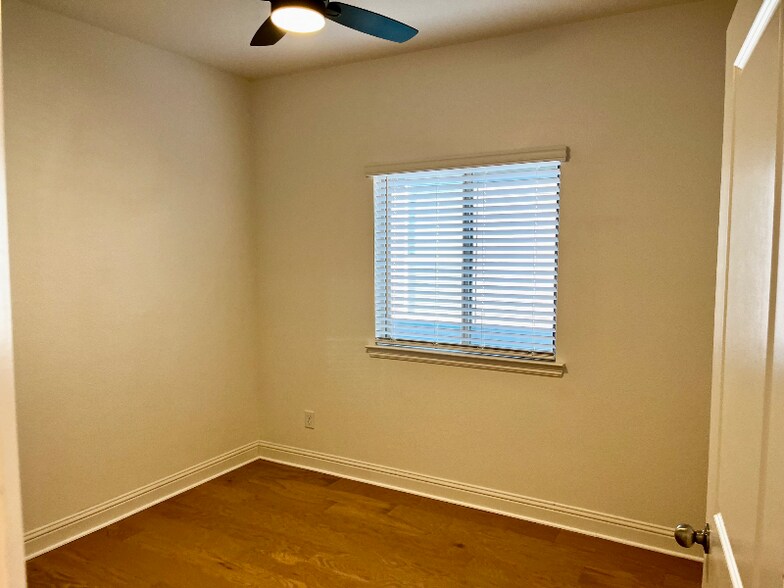 Building Photo - 593 Concho St