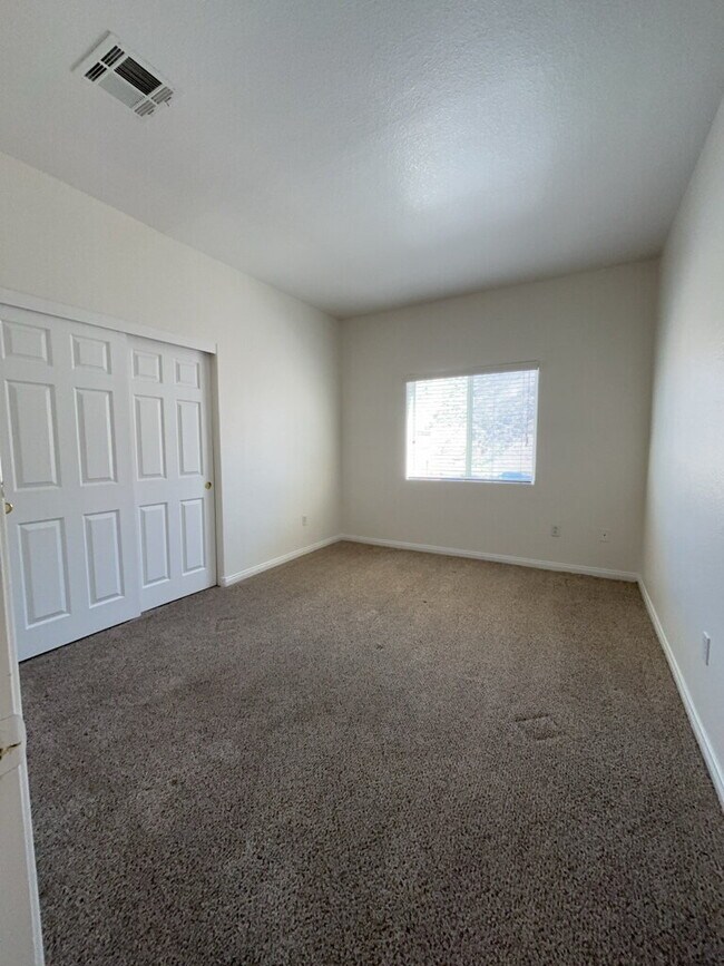 Building Photo - Spacious 3-Bed / 2.5 Bath Oasis: Modern Living in the Heart of Las Vegas!