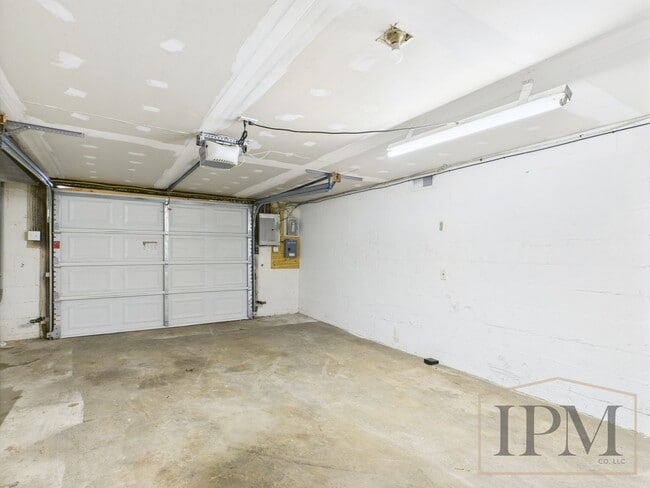 Building Photo - Available Now - 2 Bedroom located in Centr...