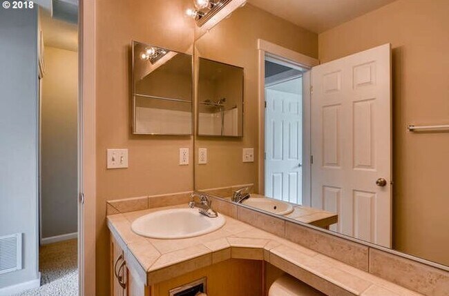 Building Photo - Beautiful Townhome Available in the Progress Ridge Subdivision in Beaverton - $500 MOVE IN SPECIAL!