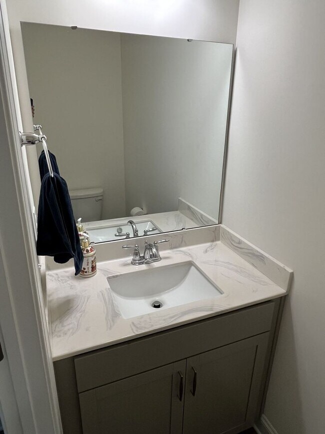 Building Photo - Newer 3 Bed + Loft Townhome in Davis Lake ...