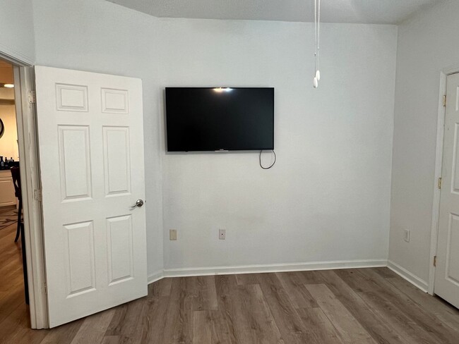 Building Photo - Unfurnished First Floor Condo w/ Garage!