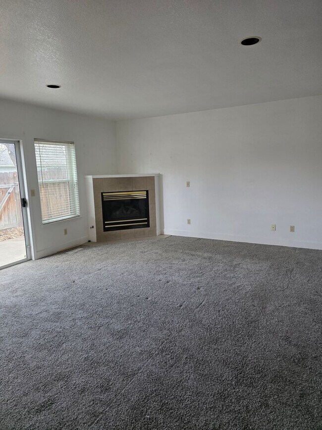 Building Photo - Townhouse Available - Cats OK