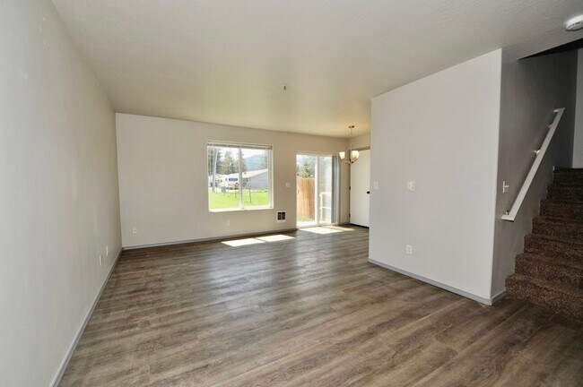 Building Photo - 3 bed 2 bath townhome