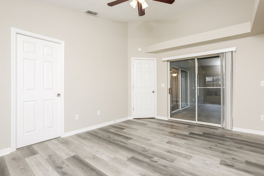 Building Photo - 1533 Oakwood Ct