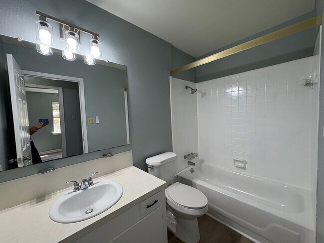 Building Photo - Gorgeous 4 bedroom/1.5 bath house with Cen...