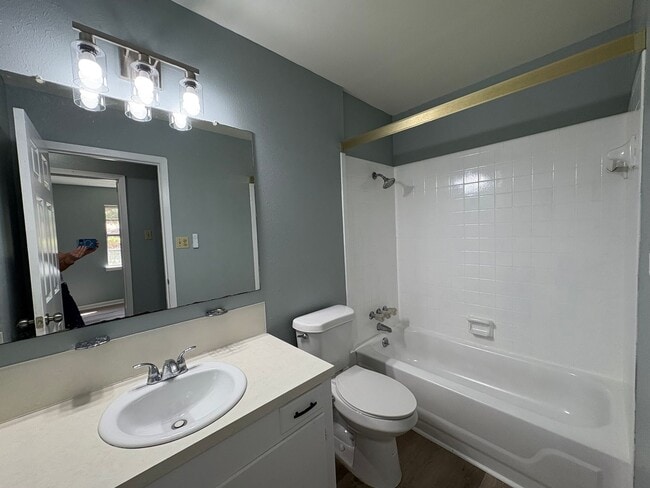 Building Photo - Gorgeous 4 bedroom/1.5 bath house with Central Air & Heat