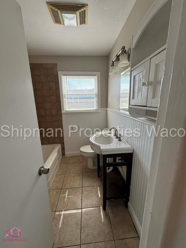 Building Photo - 1106 N 60th St