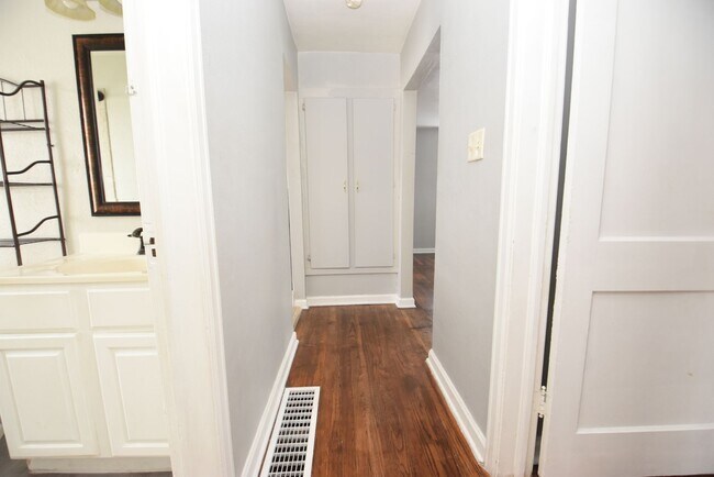 Building Photo - Cute 2 Bedroom In Mishawaka Near the River