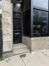 Building Photo - 840 N California Ave