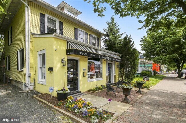 Building Photo - 537 E Duncan Ave