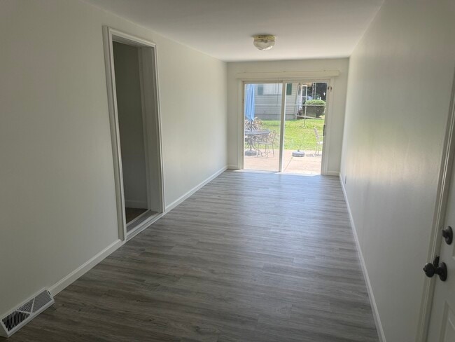 Building Photo - 126 8th St