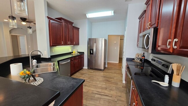 Building Photo - 3/2 w/ home office and 2 car garage