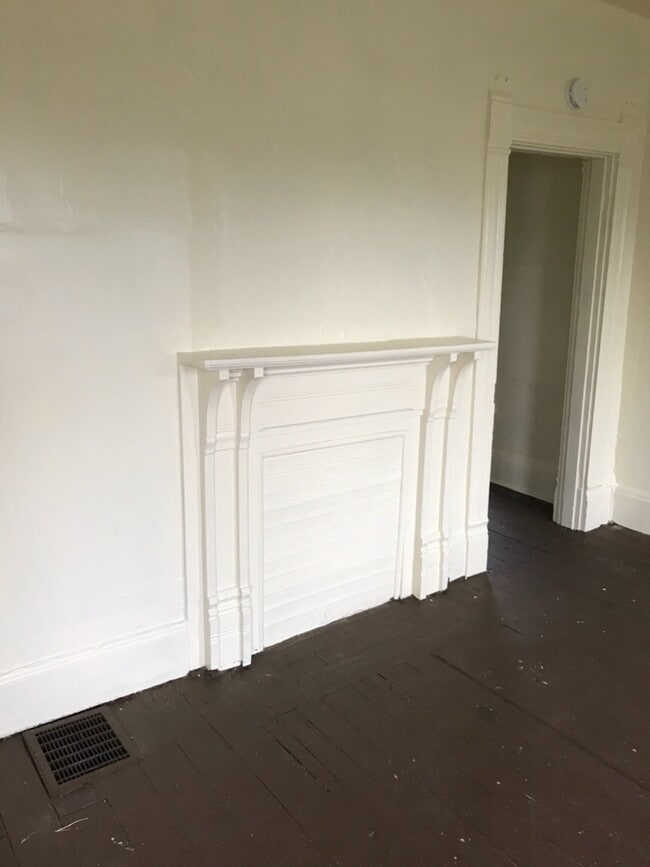 Building Photo - 3 bedrooms