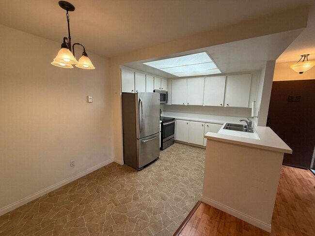 Building Photo - 2 Bed, 1 Bath Upstairs Condo with Private ...