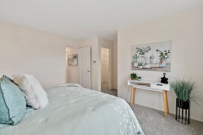 Building Photo - 3bd/2.5ba Bellevue Condo