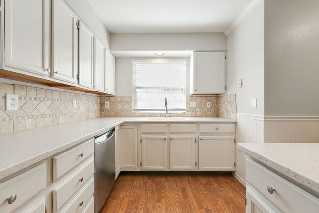Building Photo - Updated 3-Bedroom Townhome in Ideal Location