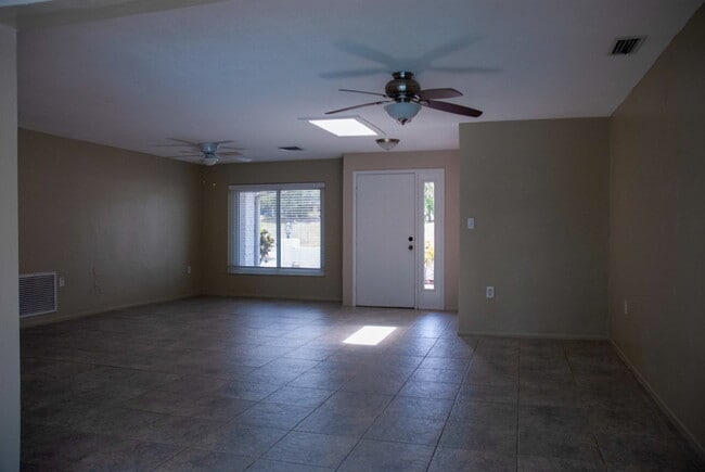 Building Photo - 3/Bedroom 3/Bath Tarpon Springs Home