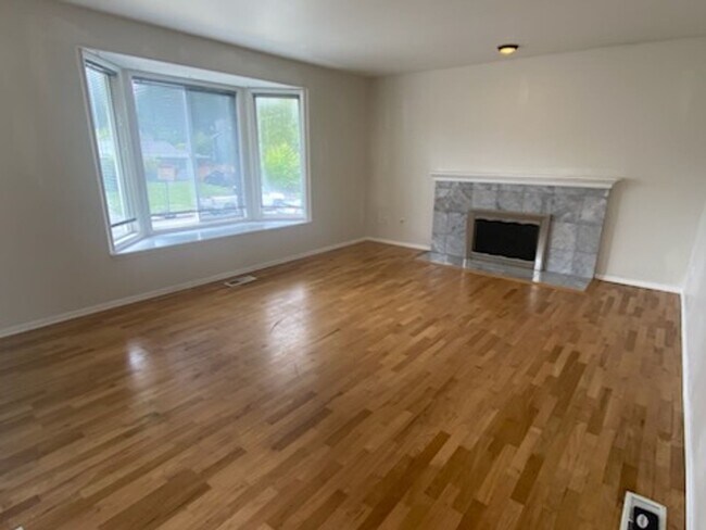 Building Photo - $3950 2520 SqFt, SFH/4BDR,2BA,office/Garag...