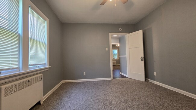 Building Photo - Renovated 3BR/1.5BA | 1,200 Sq Ft | Pet Fr...