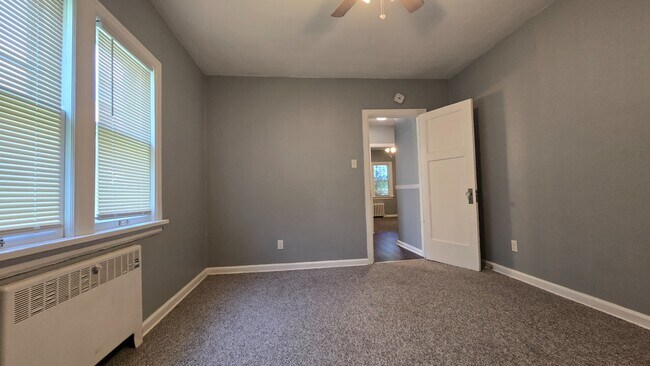 Building Photo - Renovated 3BR/1.5BA | 1,200 Sq Ft | Pet Friendly | Off-Street Parking | Available