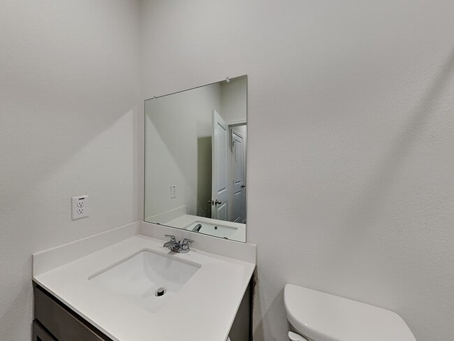 Building Photo - 713 Glover Dr