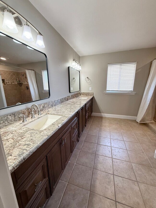 Building Photo - Beautiful 3 Bed 2.5 Bath COMING SOON!!!!