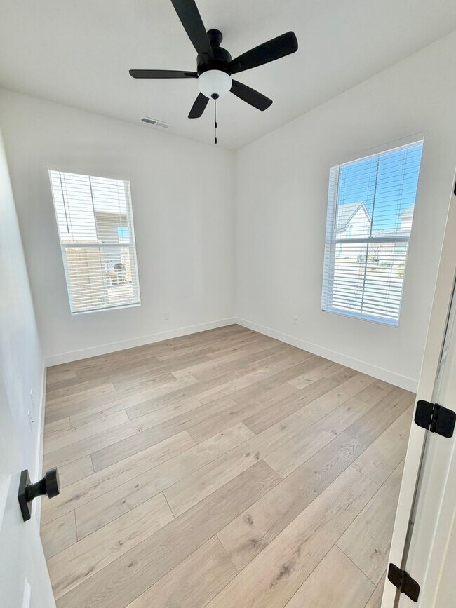 Building Photo - Desert Color 4 Bed Home!