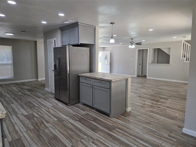 Building Photo - 592 River Plantation Dr