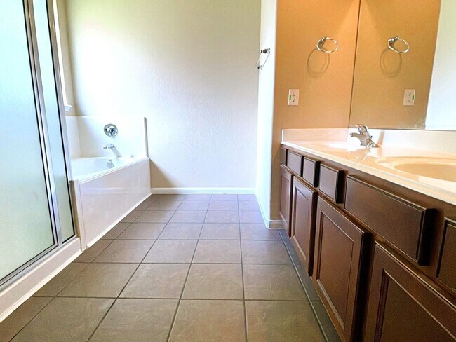 Building Photo - 1014 Spring Lakes Haven
