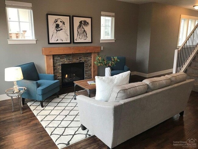Building Photo - 3 Bedroom + Flex Space in Central Location - Close to Old Mill!