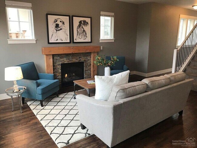 Building Photo - 3 Bedroom + Flex Space in Central Location - Lower Deposit Special!