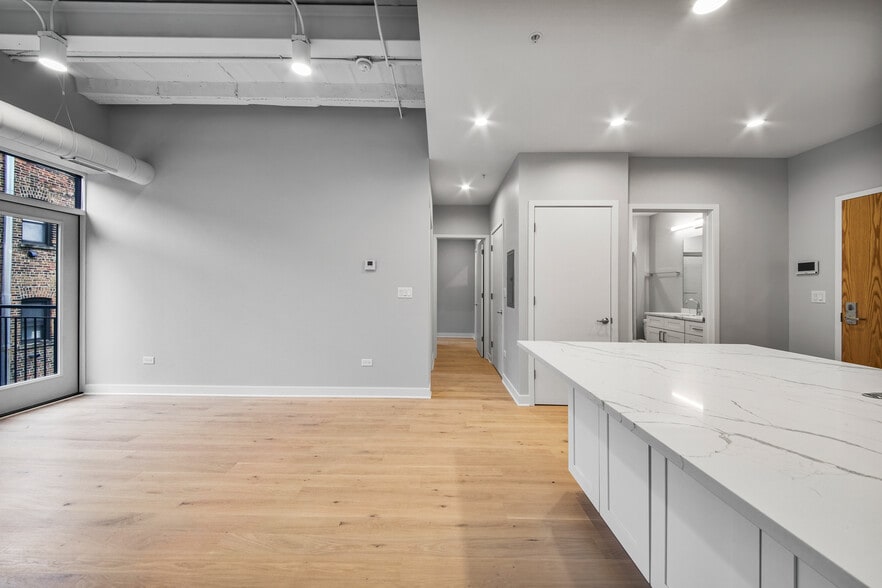 Building Photo - 4637 N Ashland Ave