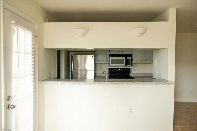 Building Photo - 613 Pylon Ct