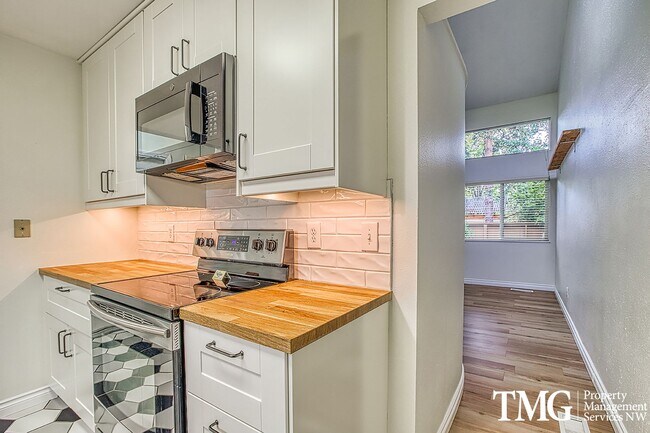 Building Photo - Inviting Townhome with Garage and Communit...