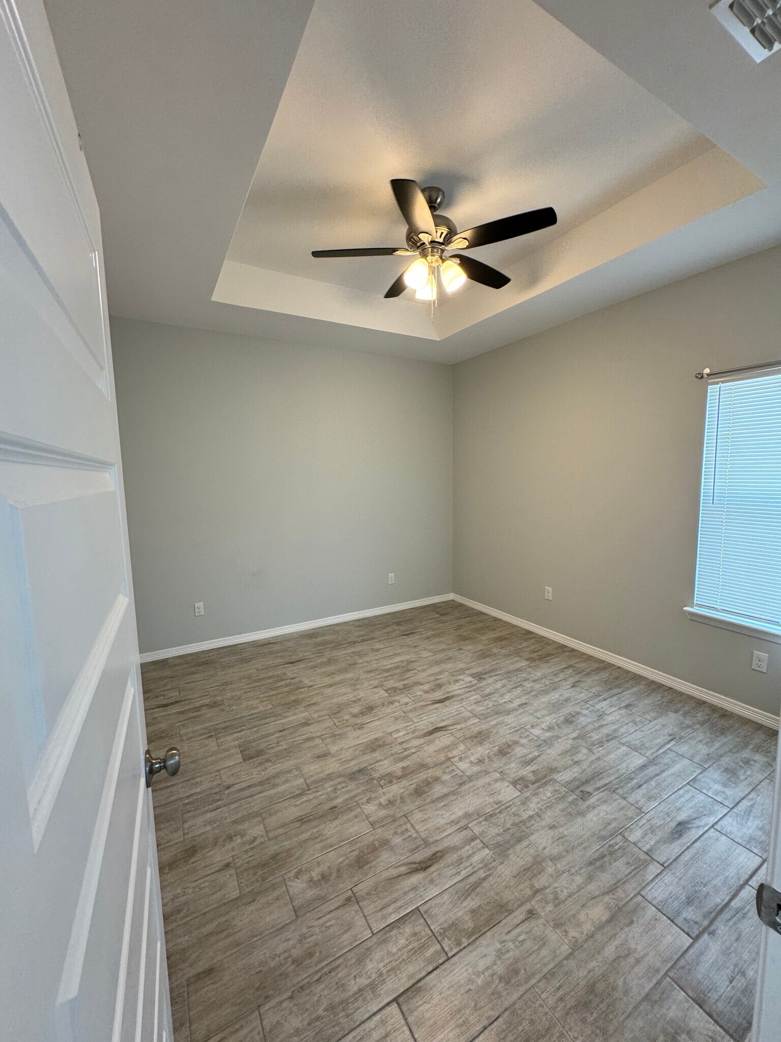 Building Photo - 1401 W Heritage Dr